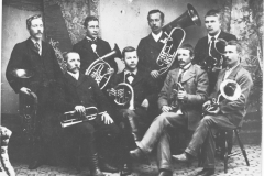 Tunnistamaton soittokunta 1900-luvun alkupuolelta.